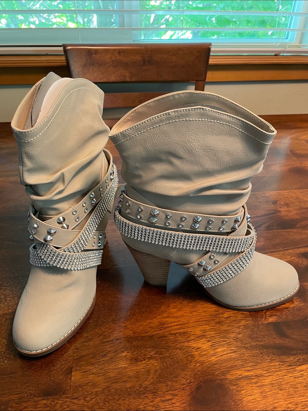 NOT RATED Short Change Booties Women’s Size 9 Ivory